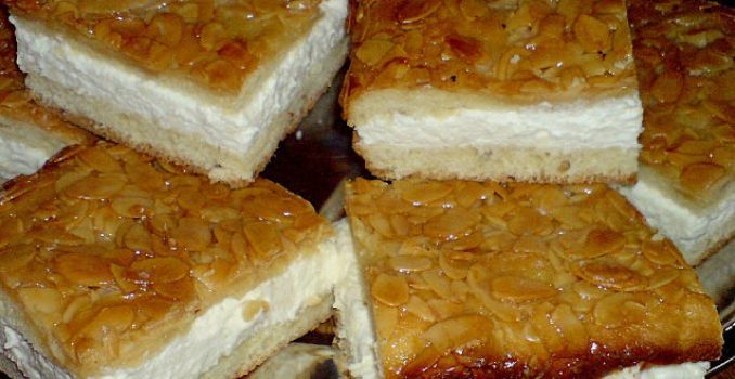 Ultimativer Bienenstich (mit leckerer Pudding – Sahne Füllung) - Plus ...