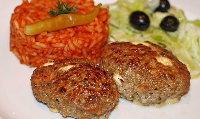 Bifteki-mit-griechischem-Tomatenreis