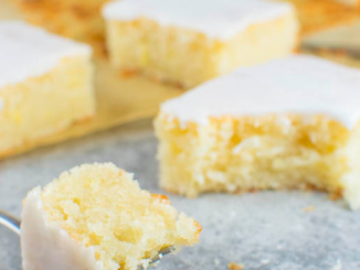 Einfacher Zitronen-Blechkuchen mit Zuckerguss