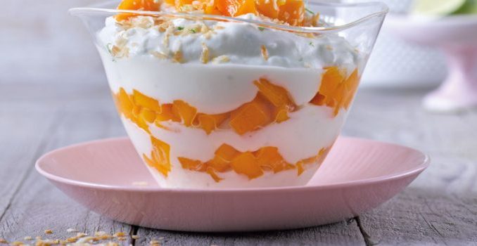 Erfrischender-Limettenquark-mit-Kokos-und-Mango