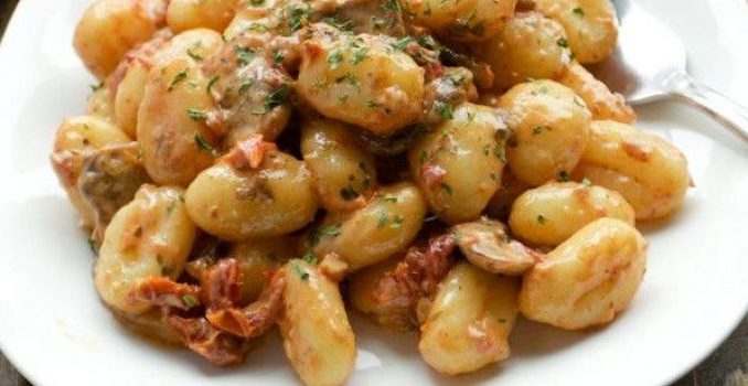Hähnchen-Gnocchi-Pfanne-mit-Möhren