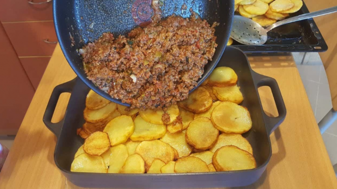 Kartoffel-Hack-Auflauf-köstliches-Abendessen-für-die-ganze-Familie