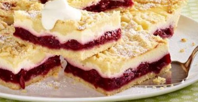 Käse-Streuselkuchen-vom-Blech-mit-Kirschkompott