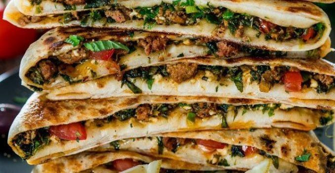 Mit-Hack-und-Feta-gefüllte-Pitabrote