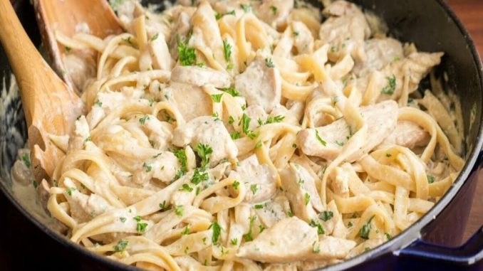 Nudeln-Hähnchen-in-sahniger-Käsesauce