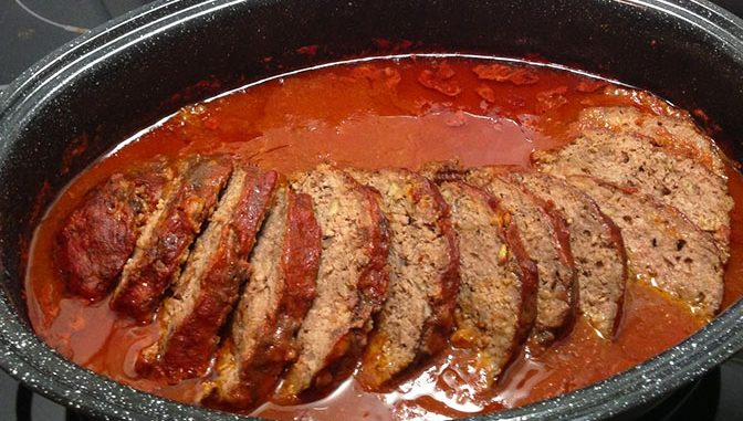 Paprika-Feta-Hackbraten-aus-dem-Backofen-mit-Tomatensauce
