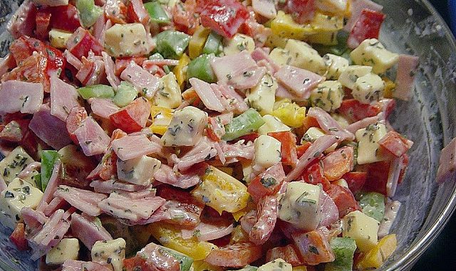 Paprika-Salat-mit-Schinken-Käse