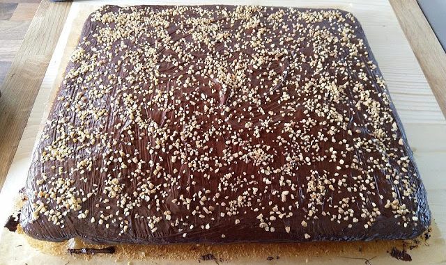 Saftiger-Nuss-Joghurt-Blechkuchen
