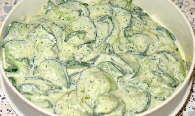 Schneller-Gurkensalat-mit-Schmand
