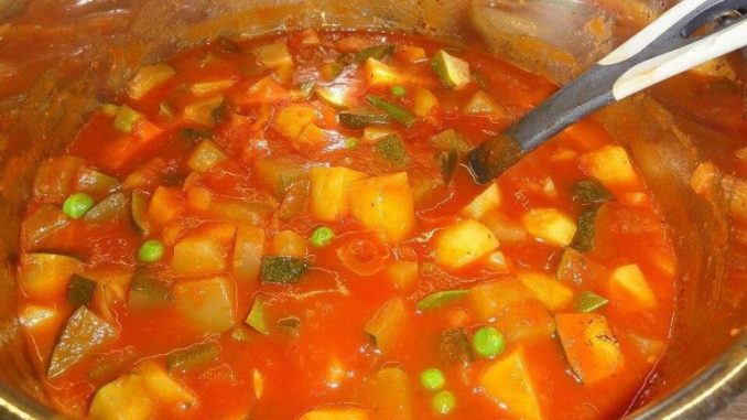 Sommerlicher-Eintopf-mit-Zucchini-Tomaten
