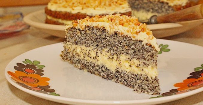 Super-schneller-Mohnkuchen-ohne-Boden-mit-Paradiescreme-und-Haselnusskrokant