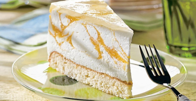 WOLKIGE-KÄSESAHNETORTE-MIT-PFIRSICHPÜREE