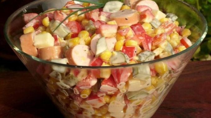 Wurst-Salat-mit-Paprika-und-Mais