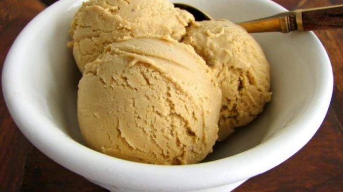 Selbstgemachtes-Kaffeeeis-aus-nur-3-Zutaten-und-ohne-Eier
