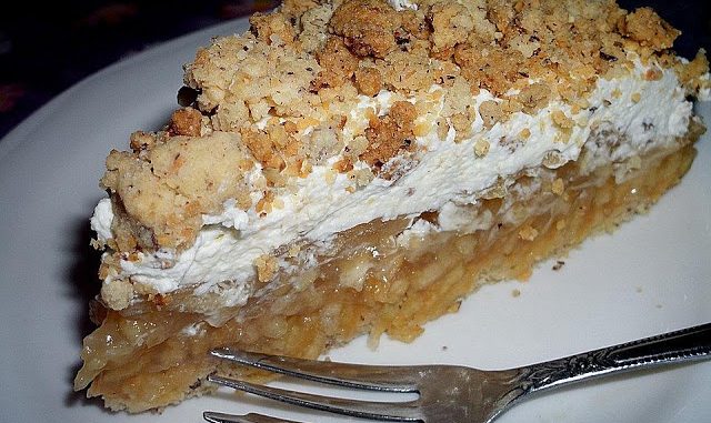 Apfeltorte-mit-Nussstreuseln