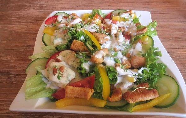 Fitness-Salat-mit-Hahnchen-kalorienarm-und-eiweisreich