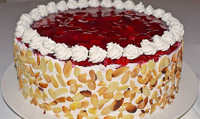 Himbeer-Quark-Sahnetorte