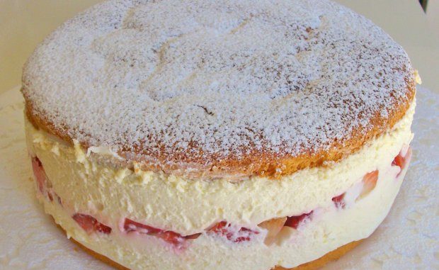 KASESAHNE-mit-ERDBEEREN