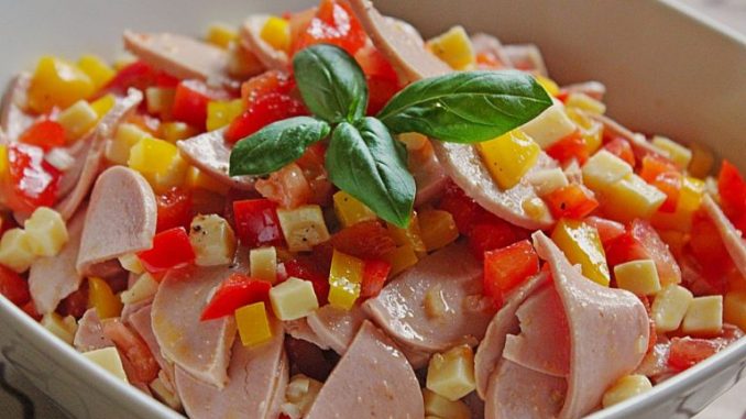 PIKANTER-PAPRIKA-–-KÄSE-–-WURST-–-SALAT