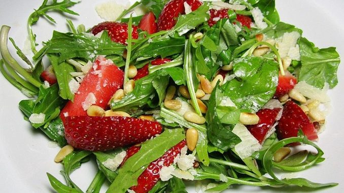 basilikum-rucolasalat-mit-erdbeeren