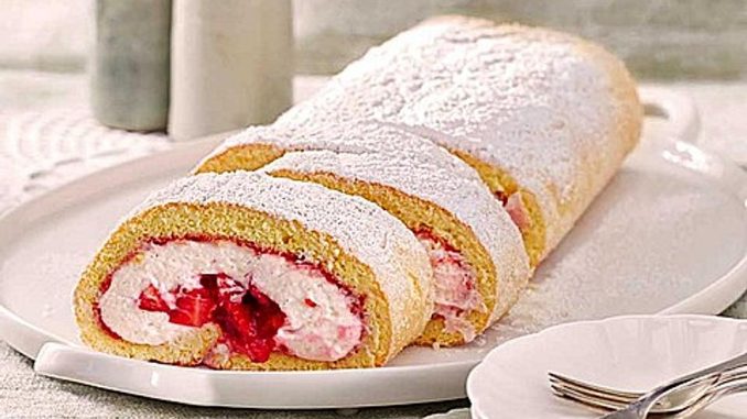 biskuitrolle-mit-erdbeerfuellung