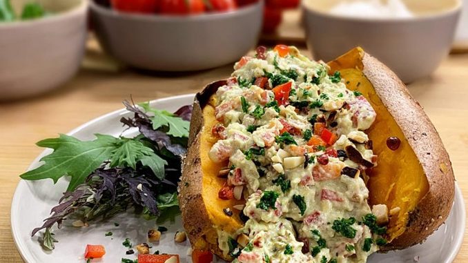 gebackene-suesskartoffeln-mit-avocado-paprika-creme (1)