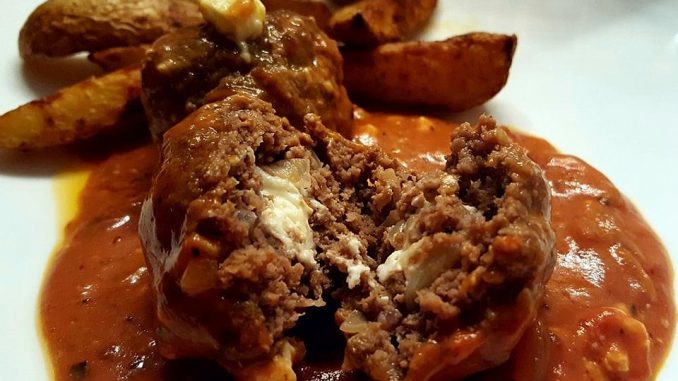 hackfleischbaellchen-mit-schafskaese-in-tomatensauce
