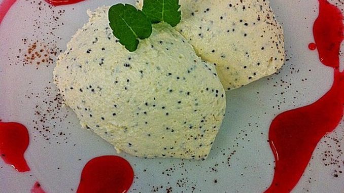 marzipan-mohn-mousse-mit-himbeersauce