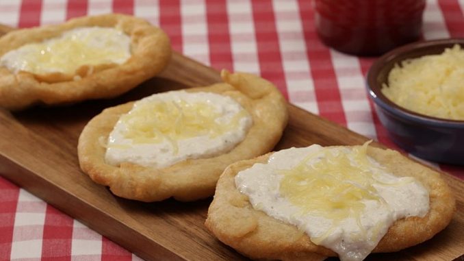 ungarische-langos-mit-knoblauchcreme-und-kaese