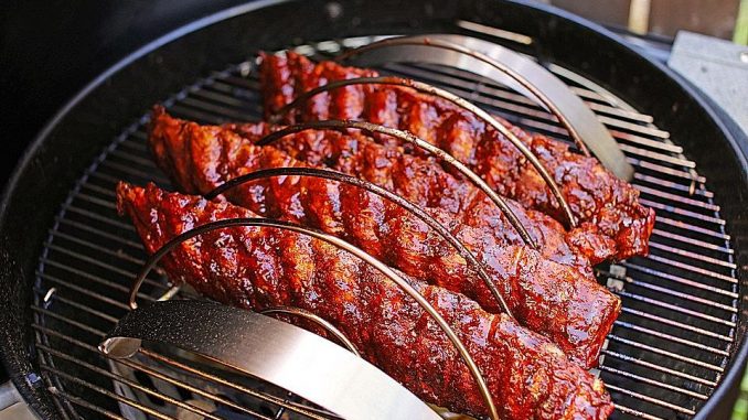 koestliche-bbq-spareribs-fuer-smoker-und-backofen-mit-sosse-und-gewuerzmischung