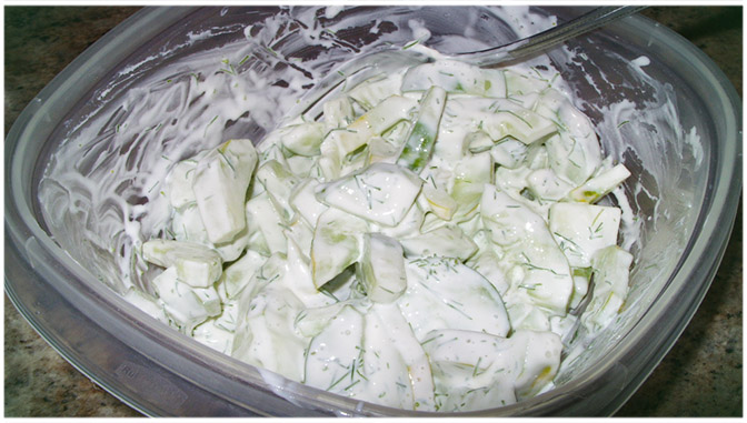 Gurkensalat mit saurer Sahne, schnell und leicht zu machen - Plus Rezept