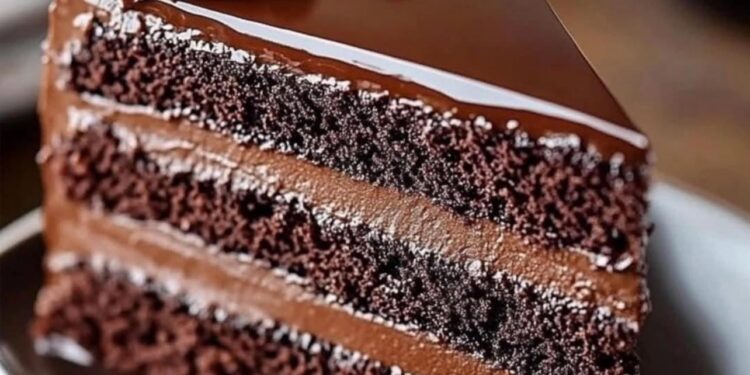 Dreischichtige Schokoladen-Ganache-Torte